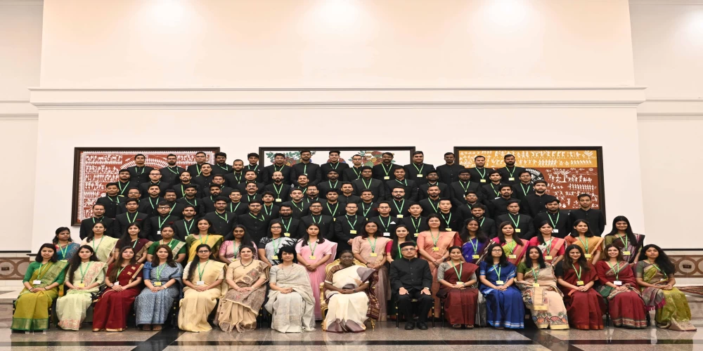 IAS officers of the 2023 batch call on the President